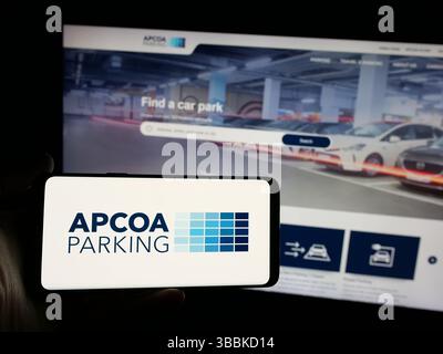 Stuttgart, Deutschland - 15.01.2025: Person, die ein Smartphone mit dem Logo der deutschen Firma APCOA Parking Holdings GmbH auf dem Bildschirm vor der Website hält. Stockfoto