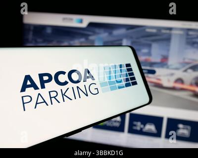 Stuttgart, Deutschland - 15.01.2025: Mobiltelefon mit Logo der deutschen Firma APCOA Parking Holdings GmbH auf dem Bildschirm vor der Business-Website Stockfoto