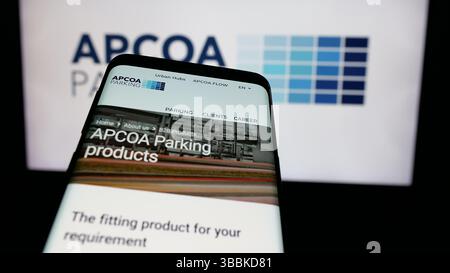 Stuttgart, Deutschland - 15.01.2025: Mobiltelefon mit Website des deutschen Unternehmens APCOA Parking Holdings GmbH auf dem Bildschirm vor dem Firmenlogo. Stockfoto