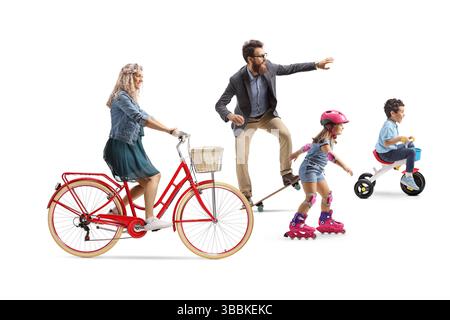 Aktive Familie mit Kindern, die Fahrrad, Skateboard und Rollerblades fahren, isoliert auf weißem Hintergrund Stockfoto