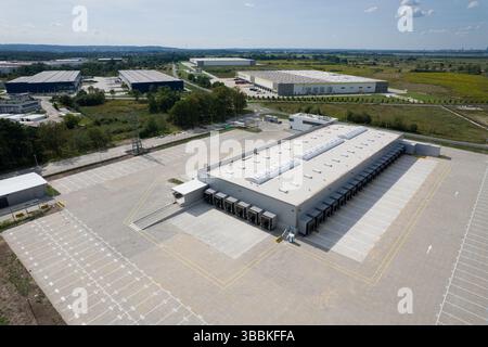 Logistikpark: Aus der Vogelperspektive der Vertriebslager. Stockfoto