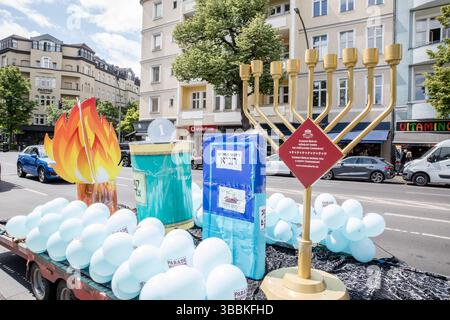 Berlin, Hamburg, Deutschland. Mai 2025. In einer starken Demonstration jüdischer Resilienz, Hoffnung und Einheit versammelten sich am Freitag, den 16. Mai 2025, Menschen auf dem Berliner Olivaer Platz zu einem lag BaOmer-marsch, der von Chabad Berlin organisiert wurde. Die friedliche Prozession, die unter dem Motto „für Frieden und Toleranz“ stattfand, brachte sie nach Hause“, forderte die sofortige Freilassung der israelischen Geiseln, die noch immer in Gaza von der Terrorgruppe Hamas festgehalten werden. In diesem Jahr trug die Feier einen schwereren Symbolismus: Solidarität mit den Entführten, Erinnerung an das jüdische Leiden und Trotz angesichts des zunehmenden Antisemitismus in Europa. Mit Stockfoto