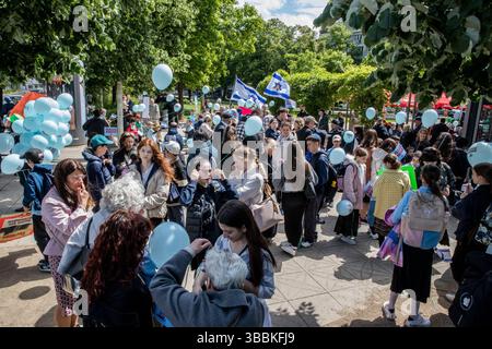 Berlin, Hamburg, Deutschland. Mai 2025. In einer starken Demonstration jüdischer Resilienz, Hoffnung und Einheit versammelten sich am Freitag, den 16. Mai 2025, Menschen auf dem Berliner Olivaer Platz zu einem lag BaOmer-marsch, der von Chabad Berlin organisiert wurde. Die friedliche Prozession, die unter dem Motto „für Frieden und Toleranz“ stattfand, brachte sie nach Hause“, forderte die sofortige Freilassung der israelischen Geiseln, die noch immer in Gaza von der Terrorgruppe Hamas festgehalten werden. In diesem Jahr trug die Feier einen schwereren Symbolismus: Solidarität mit den Entführten, Erinnerung an das jüdische Leiden und Trotz angesichts des zunehmenden Antisemitismus in Europa. Mit Stockfoto