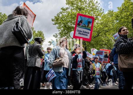 Berlin, Hamburg, Deutschland. Mai 2025. In einer starken Demonstration jüdischer Resilienz, Hoffnung und Einheit versammelten sich am Freitag, den 16. Mai 2025, Menschen auf dem Berliner Olivaer Platz zu einem lag BaOmer-marsch, der von Chabad Berlin organisiert wurde. Die friedliche Prozession, die unter dem Motto „für Frieden und Toleranz“ stattfand, brachte sie nach Hause“, forderte die sofortige Freilassung der israelischen Geiseln, die noch immer in Gaza von der Terrorgruppe Hamas festgehalten werden. In diesem Jahr trug die Feier einen schwereren Symbolismus: Solidarität mit den Entführten, Erinnerung an das jüdische Leiden und Trotz angesichts des zunehmenden Antisemitismus in Europa. Mit Stockfoto