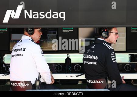 IMOLA, ITALIEN – 16. MAI: Ron Meadows, Sportdirektor des Mercedes AMG Petronas F1 Teams, Andrew Shovlin, technischer Leiter des Mercedes AMG Petronas F1 Teams auf der Rennstrecke am 16. Mai 2024 in Imola, Italien, sehen sich beim Training vor dem Formel-1-Grand-Prix von Emilia-Romagna auf dem Autodromo Internazionale Enzo e Dino Ferrari Circuit an. (Foto: Qian Jun/Paddocker) Stockfoto