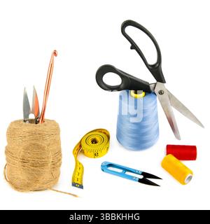 Nähzubehör (Garn, Schere und Maßband, Häkelnadel ) isoliert auf weißem Hintergrund. Collage. Stockfoto