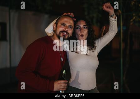 Zwei Freunde genießen eine Nacht im Freien mit Lachen und fröhlichen Ausdrücken Stockfoto