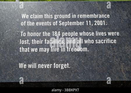 ARLINGTON, Virginia – die Eingangsinschrift am Pentagon Memorial lautet: „Wir beanspruchen diesen Boden in Erinnerung an die Ereignisse vom 11. September 2001. Um die 184 Menschen zu ehren, deren Leben verloren wurde, ihre Familien und alle, die opfern, damit wir in Freiheit leben können. Wir werden es nie vergessen.“ Diese feierliche Widmung markiert den Ort, an dem American Airlines Flug 77 während der Terroranschläge vom 11. September 2001 ins Pentagon abstürzte. Die Gedenkstätte, die am 11. September 2008 eröffnet wurde, verfügt über 184 Bänke, die jedes Opfer des Angriffs repräsentieren. Stockfoto