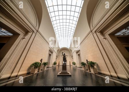 National Gallery of Art Washington DC / WASHINGTON DC – die West Hall der National Gallery of Art verbindet verschiedene Galerien innerhalb des neoklassizistischen West Building, das vom Architekten John Russell Pope entworfen wurde. Mit polierten Marmorböden, klassischen architektonischen Details und sorgfältig proportionierten Räumen dient dieser große Korridor sowohl als Übergangsbereich zwischen Ausstellungsräumen als auch als Ausstellungsraum für ausgewählte Skulpturen. Der Saal ist ein Beispiel für die würdevolle neoklassizistische Designsprache, die das ursprüngliche Gebäude der National Gallery charakterisiert, das 1941 als eines der Gebäude für die Öffentlichkeit eröffnet wurde Stockfoto