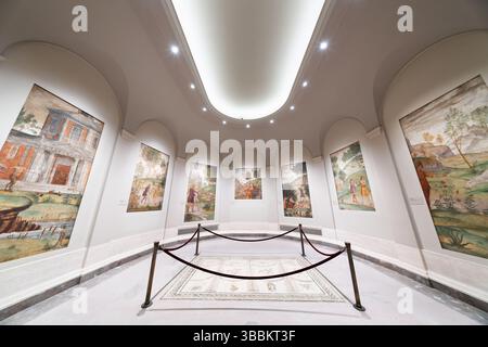 WASHINGTON DC – die National Gallery of Art beherbergt eine bedeutende Serie von sieben Fresken von Bernardino Luini (ca. 1480–1532), die die mythologische Erzählung von Cephalus darstellen. Diese um 1520–1522 entstandenen Werke der Mailänder Renaissance umfassen „Cephalus and Pan at the Temple of Diana“ und bilden einen vollständigen mythologischen Zyklus, der die Geschichte von Cephalus erforscht. Die Fresken, die Teil der Samuel H. Kress Sammlung sind, sind neben einem antiken römischen Bodenmosaik mit dem Titel „Symbole von Bacchus als Gott des Weins und des Theaters“ ausgestellt, ein Marmor- und Glaswerk aus dem dritten Jahrhundert n. Chr., das Tuni dem amerikanischen Volk geschenkt hat Stockfoto