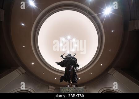 WASHINGTON DC – Gloria Victis (Gloria Victis), eine Bronzeskulptur des französischen Künstlers Marius-Jean-Antonin Mercié (1845–1916), wird in der National Gallery of Art ausgestellt Ursprünglich um 1874 als Reaktion auf die Niederlage Frankreichs im Deutsch-Französischen Krieg nachempfunden, wurde diese Form nach 1879 produziert und 1985 über den Andrew W. Mellon Fund erworben. Das allegorische Werk zeigt eine geflügelte Victory-Figur, die den Körper eines gefallenen französischen Soldaten trägt und die Ehre derer symbolisiert, die ihr Land trotz der militärischen Niederlage verteidigten. Stockfoto