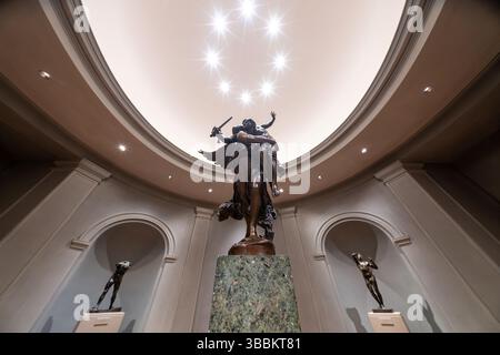 WASHINGTON DC – Gloria Victis (Gloria Victis), eine Bronzeskulptur des französischen Künstlers Marius-Jean-Antonin Mercié (1845–1916), wird in der National Gallery of Art ausgestellt Ursprünglich um 1874 als Reaktion auf die Niederlage Frankreichs im Deutsch-Französischen Krieg nachempfunden, wurde diese Form nach 1879 produziert und 1985 über den Andrew W. Mellon Fund erworben. Das allegorische Werk zeigt eine geflügelte Victory-Figur, die den Körper eines gefallenen französischen Soldaten trägt und die Ehre derer symbolisiert, die ihr Land trotz der militärischen Niederlage verteidigten. Stockfoto