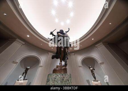 WASHINGTON DC – Gloria Victis (Gloria Victis), eine Bronzeskulptur des französischen Künstlers Marius-Jean-Antonin Mercié (1845–1916), wird in der National Gallery of Art ausgestellt Ursprünglich um 1874 als Reaktion auf die Niederlage Frankreichs im Deutsch-Französischen Krieg nachempfunden, wurde diese Form nach 1879 produziert und 1985 über den Andrew W. Mellon Fund erworben. Das allegorische Werk zeigt eine geflügelte Victory-Figur, die den Körper eines gefallenen französischen Soldaten trägt und die Ehre derer symbolisiert, die ihr Land trotz der militärischen Niederlage verteidigten. Stockfoto