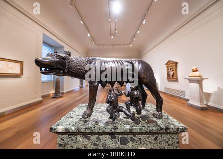National Gallery of Art Washington DC / WASHINGTON DC – die National Gallery of Art zeigt „The She-Wolf suckling Romulus and Remus“, eine zentralitalienische Bronzeskulptur aus dem späten 15. Bis frühen 16. Jahrhundert. Dieses Renaissance-Kunstwerk zeigt den berühmten römischen Gründungsmythos der Zwillinge Romulus und Remus, die nach ihrer Verlassenheit von einer Wolfsfrau gepflegt werden. Die Bronze, möglicherweise römischen Ursprungs, zeigt die Faszination der Künstler der Renaissance für die klassische Mythologie und ist Teil der Sammlung Samuel H. Kress, die 1957 vom Museum erworben wurde. Stockfoto