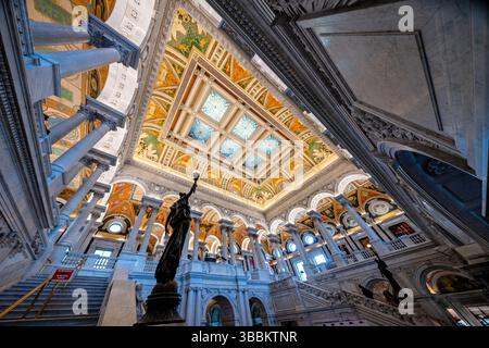 WASHINGTON DC – die große Halle des Thomas Jefferson Building an der Library of Congress verfügt über eine monumentale Marmortreppe, die von weiblichen Bronzestuppen mit hochgezogenen Armen flankiert wird, die brennerähnliche Elektroliere halten. Diese allegorischen Statuen, die in den 1890er Jahren vom Bildhauer Philip Martiny geschaffen wurden, dienen sowohl als dekorative Elemente als auch als funktionale Leuchten im kunstvollen Beaux-Arts-Innenraum. Die 1897 fertiggestellte große Halle zeigt kunstvolle Marmorsäulen, vergoldete Ornamente, Mosaikböden und eine Kassettendecke mit verkupferten Oberlichtern, die beispielhaft für die amerikanische Renaissance ist Stockfoto