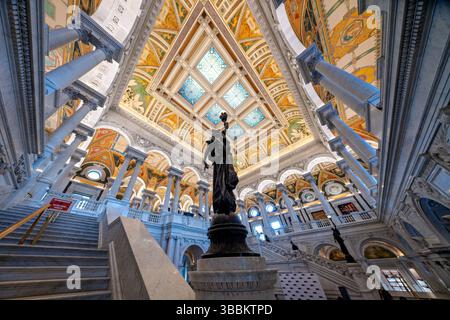 WASHINGTON DC – die große Halle des Thomas Jefferson Building an der Library of Congress verfügt über eine monumentale Marmortreppe, die von weiblichen Bronzestuppen mit hochgezogenen Armen flankiert wird, die brennerähnliche Elektroliere halten. Diese allegorischen Statuen, die in den 1890er Jahren vom Bildhauer Philip Martiny geschaffen wurden, dienen sowohl als dekorative Elemente als auch als funktionale Leuchten im kunstvollen Beaux-Arts-Innenraum. Die 1897 fertiggestellte große Halle zeigt kunstvolle Marmorsäulen, vergoldete Ornamente, Mosaikböden und eine Kassettendecke mit verkupferten Oberlichtern, die beispielhaft für die amerikanische Renaissance ist Stockfoto
