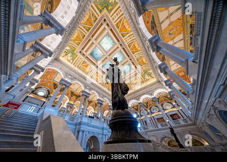 WASHINGTON DC – die große Halle des Thomas Jefferson Building an der Library of Congress verfügt über eine monumentale Marmortreppe, die von weiblichen Bronzestuppen mit hochgezogenen Armen flankiert wird, die brennerähnliche Elektroliere halten. Diese allegorischen Statuen, die in den 1890er Jahren vom Bildhauer Philip Martiny geschaffen wurden, dienen sowohl als dekorative Elemente als auch als funktionale Leuchten im kunstvollen Beaux-Arts-Innenraum. Die 1897 fertiggestellte große Halle zeigt kunstvolle Marmorsäulen, vergoldete Ornamente, Mosaikböden und eine Kassettendecke mit verkupferten Oberlichtern, die beispielhaft für die amerikanische Renaissance ist Stockfoto