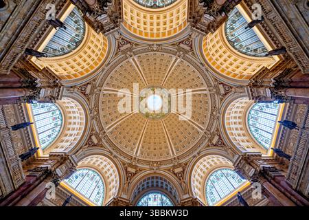 WASHINGTON DC – die reich verzierte Kuppeldecke des Hauptlesungssaals im Thomas Jefferson Building der Library of Congress steht für den Höhepunkt des amerikanischen Beaux-Arts-Designs. Die 1897 fertiggestellte 160 Meter hohe Kuppel zeigt Edwin Howland Blashfields zentrales Gemälde „menschliches Verständnis“, umgeben von zwölf Figuren, die Länder und Epochen repräsentieren, die zum menschlichen Wissen beigetragen haben. Die Decke enthält kunstvoll vergoldete Formteile, farbenfrohe allegorische Gemälde im Kragen der Kuppel und Personifizierungen von Literatur, Wissenschaft und Kunst. Dieses Meisterwerk von Amer Stockfoto