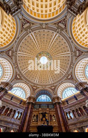 WASHINGTON DC – die reich verzierte Kuppeldecke des Hauptlesungssaals im Thomas Jefferson Building der Library of Congress steht für den Höhepunkt des amerikanischen Beaux-Arts-Designs. Die 1897 fertiggestellte 160 Meter hohe Kuppel zeigt Edwin Howland Blashfields zentrales Gemälde „menschliches Verständnis“, umgeben von zwölf Figuren, die Länder und Epochen repräsentieren, die zum menschlichen Wissen beigetragen haben. Die Decke enthält kunstvoll vergoldete Formteile, farbenfrohe allegorische Gemälde im Kragen der Kuppel und Personifizierungen von Literatur, Wissenschaft und Kunst. Dieses Meisterwerk von Amer Stockfoto