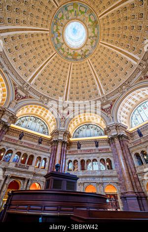 WASHINGTON DC – die reich verzierte Kuppeldecke des Hauptlesungssaals im Thomas Jefferson Building der Library of Congress steht für den Höhepunkt des amerikanischen Beaux-Arts-Designs. Die 1897 fertiggestellte 160 Meter hohe Kuppel zeigt Edwin Howland Blashfields zentrales Gemälde „menschliches Verständnis“, umgeben von zwölf Figuren, die Länder und Epochen repräsentieren, die zum menschlichen Wissen beigetragen haben. Die Decke enthält kunstvoll vergoldete Formteile, farbenfrohe allegorische Gemälde im Kragen der Kuppel und Personifizierungen von Literatur, Wissenschaft und Kunst. Dieses Meisterwerk von Amer Stockfoto