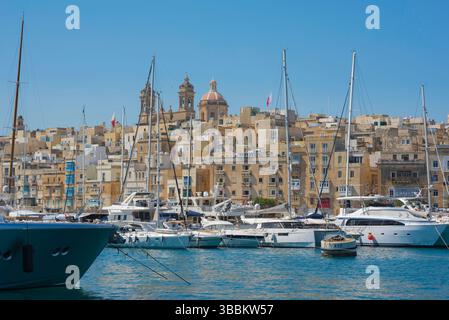 Isla Malta, Blick über den Yachthafen in Dockyard Creek in Richtung der Uferstadt Isla (Senglea), Valletta Grand Harbour, Malta Stockfoto