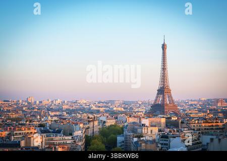 Malerische Skyline und Stadtblick auf den Eiffelturm bei Golden Hour und Sonnenuntergang Paris, Frankreich, Europa Stockfoto