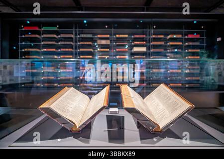 WASHINGTON DC – die erste Ausstellung von Folios in der Folger Shakespeare Library zeigt die weltweit größte Sammlung von Shakespeares erstem Folio, veröffentlicht 1623 unter dem Titel „Mr. William Shakespeares Comedies, History, & Tragedies“. Zwei Beispiele des seltenen Bandes liegen offen in einer Vitrine, sodass Besucher bestimmte Seiten sehen können, während der Rest der bemerkenswerten Sammlung von 82 ersten Folios in einem raumhohen Glaskasten dahinter dramatisch präsentiert wird. Dieser klimatisierte Ausstellungsraum bewahrt diese unschätzbaren literarischen Schätze, die 36 Shakespeares enthalten Stockfoto