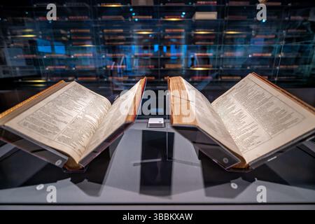 WASHINGTON DC – die erste Ausstellung von Folios in der Folger Shakespeare Library zeigt die weltweit größte Sammlung von Shakespeares erstem Folio, veröffentlicht 1623 unter dem Titel „Mr. William Shakespeares Comedies, History, & Tragedies“. Zwei Beispiele des seltenen Bandes liegen offen in einer Vitrine, sodass Besucher bestimmte Seiten sehen können, während der Rest der bemerkenswerten Sammlung von 82 ersten Folios in einem raumhohen Glaskasten dahinter dramatisch präsentiert wird. Dieser klimatisierte Ausstellungsraum bewahrt diese unschätzbaren literarischen Schätze, die 36 Shakespeares enthalten Stockfoto