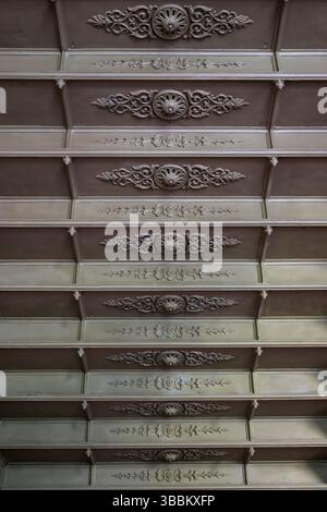 Nahaufnahme der komplizierten Einrichtung in einer antiken Treppe in einem Herrenhaus Stockfoto