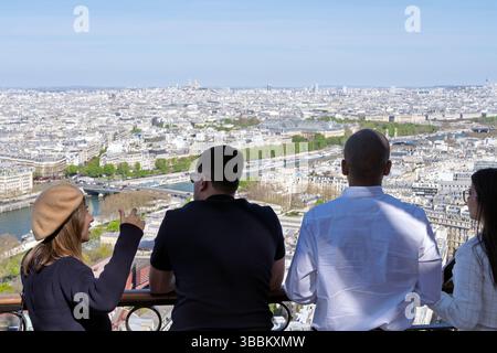 Blick von der zweiten Etage auf den Eiffelturm, Paris, Frankreich, Europa Stockfoto