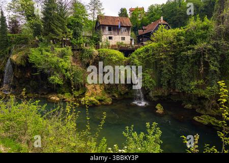 Das historische Dorf Rastoke in der Stadt Slunj, wo der Fluss Slunjčica über Wasserfälle in den Fluss Korana mündet, Komitat Karlovac, Kroatien Stockfoto