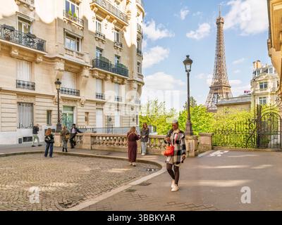 Avenue de Camoëns, einer der berühmtesten Fotospots in Paris dank seiner romantischen Treppe, Blick auf den Eiffelturm und Auftritt in Shows wie Stockfoto
