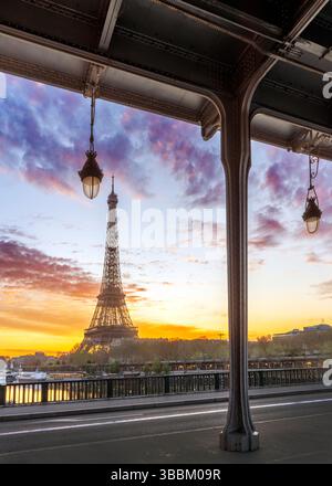 Pont Bir Hakeim Bridge Spring Paris, Frankreich, Europa Stockfoto