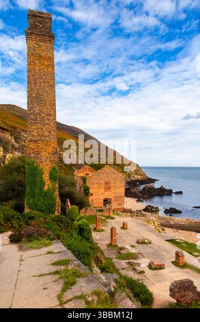 Überreste von Porth Wen, einem stillgelegten viktorianischen Ziegelwerk an der Nordküste von Anglesey North Wales, das Mitte des 19. Jahrhunderts von Charles Tidy erbaut wurde. Stockfoto