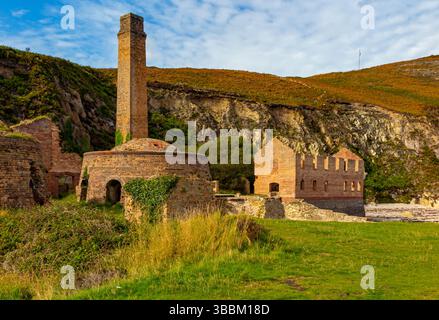 Überreste von Porth Wen, einem stillgelegten viktorianischen Ziegelwerk an der Nordküste von Anglesey North Wales, das Mitte des 19. Jahrhunderts von Charles Tidy erbaut wurde. Stockfoto