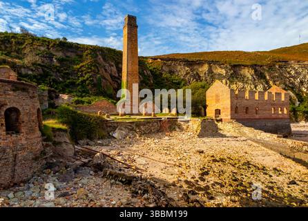 Überreste von Porth Wen, einem stillgelegten viktorianischen Ziegelwerk an der Nordküste von Anglesey North Wales, das Mitte des 19. Jahrhunderts von Charles Tidy erbaut wurde. Stockfoto
