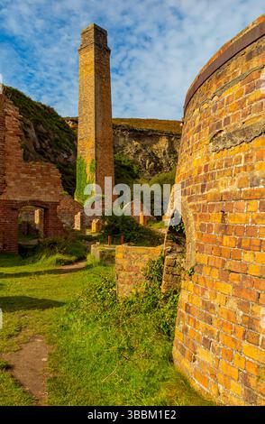 Überreste von Porth Wen, einem stillgelegten viktorianischen Ziegelwerk an der Nordküste von Anglesey North Wales, das Mitte des 19. Jahrhunderts von Charles Tidy erbaut wurde. Stockfoto