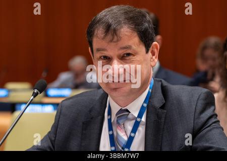 New York, Usa. Mai 2025. Botschafterin Dmitry Polyansky von Russland hört zu, wie Annalena Baerbock, Mitglied des Deutschen Bundestages, ehemalige Ministerin für Auswärtige Angelegenheiten der Bundesrepublik Deutschland und Kandidatin für das Amt des Präsidenten der 80. Generalversammlung am 15. Mai 2025 am Sitz der Vereinten Nationen in New York an einem informellen interaktiven Dialog mit der Kandidatin für das Amt des Präsidenten der Generalversammlung teilnimmt (Foto von Lev Radin/Pacific Press) Stockfoto
