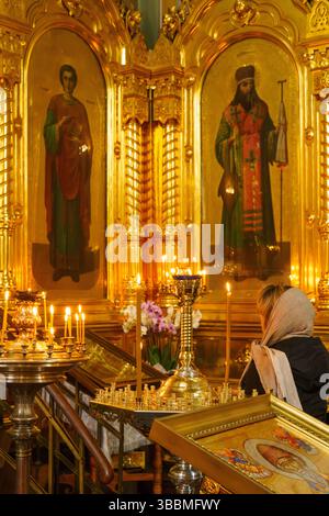 Im Inneren der orthodoxen Kirche in Mitteleuropa. Schöne traditionelle Kunst und reiche Details. Stockfoto