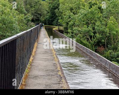Das von Telford erbaute Pontcysyllte Aquädukt führt den Llangollen Canal durch das Dee Valley und ist Teil des Weltkulturerbes. Ein Strom am Himmel. Stockfoto
