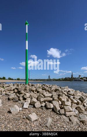 Der Rhein hat aufgrund der lang anhaltenden Dürre Niedrigwasser, Binnenschifffahrtsschild auf einer Groyne, die weit über dem Flussniveau liegt Stockfoto