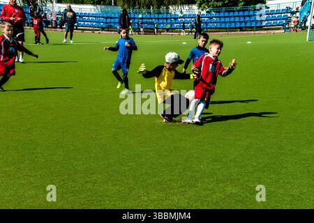 Nicht identifizierbare Kinder, die Fußball spielen Stockfoto