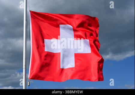 Nahaufnahme der Nationalflagge der Schweiz flattert im Wind, Wellenmuster Stockfoto