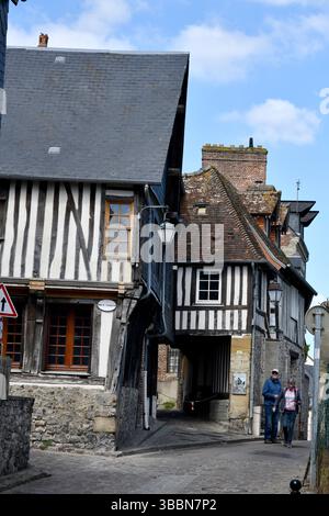 Honfleur Normandie Frankreich traditionellen halbe Fachwerkhaus an der Ecke Rue de l ' Homme de Bois und Rue Varin Stockfoto