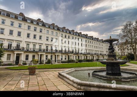 Elegante Reihenhäuser im georgianischen Stil mit Brunnen am vorderen Gartenplatz Stockfoto