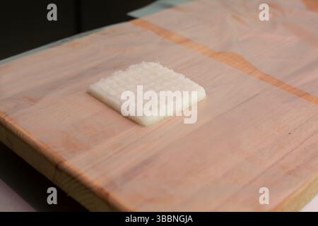 Bio-Fleisch-Sushi. Fleisch-Sushi-Rezept. Schritt-für-Schritt-Vorbereitung. Gemischtes Tablett Ihrer Wahl. Hochwertige Fotos Stockfoto