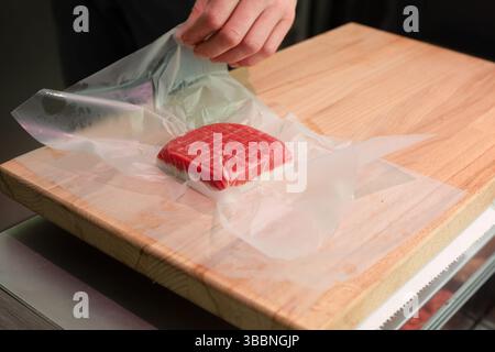 Bio-Fleisch-Sushi. Fleisch-Sushi-Rezept. Schritt-für-Schritt-Vorbereitung. Gemischtes Tablett Ihrer Wahl. Hochwertige Fotos Stockfoto