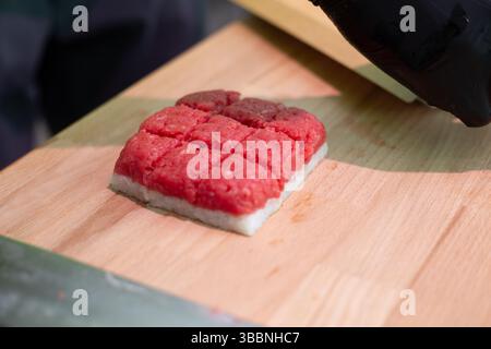 Bio-Fleisch-Sushi. Fleisch-Sushi-Rezept. Schritt-für-Schritt-Vorbereitung. Gemischtes Tablett Ihrer Wahl. Hochwertige Fotos Stockfoto