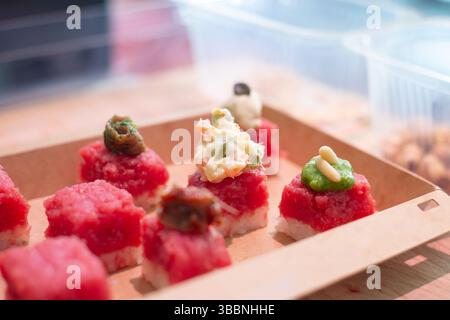 Bio-Fleisch-Sushi. Fleisch-Sushi-Rezept. Schritt-für-Schritt-Vorbereitung. Gemischtes Tablett Ihrer Wahl. Hochwertige Fotos Stockfoto