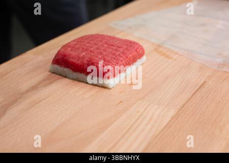 Bio-Fleisch-Sushi. Fleisch-Sushi-Rezept. Schritt-für-Schritt-Vorbereitung. Gemischtes Tablett Ihrer Wahl. Hochwertige Fotos Stockfoto